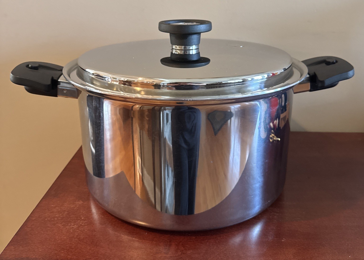 NutraEase 8 Qt Titanium Dutch Oven W/ Lid & Handles Pan Magnet Trivet & Cookbook