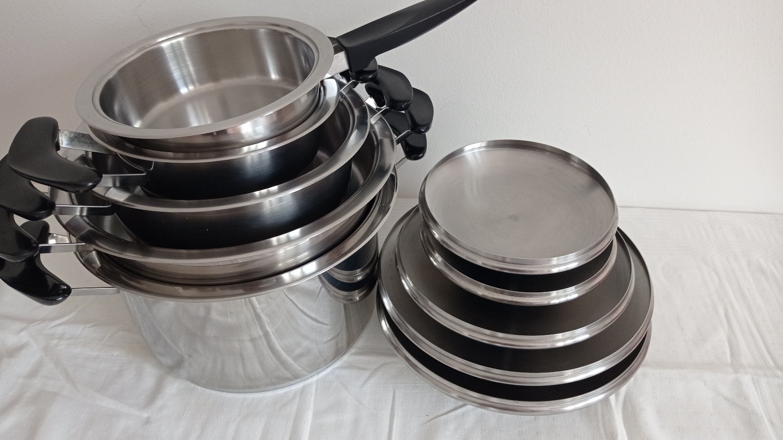 AMC battery 5 pots with stainless steel lid + recipe book + cutlery
