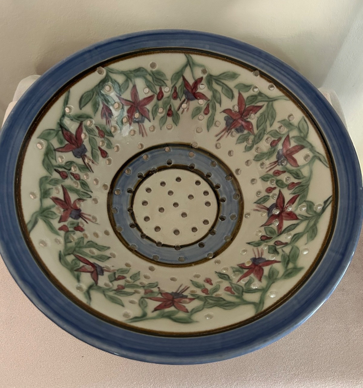 **NEW** – VINTAGE LARGE CERAMIC COLANDER. HAND PAINTED/SIGNED BY ARTIST