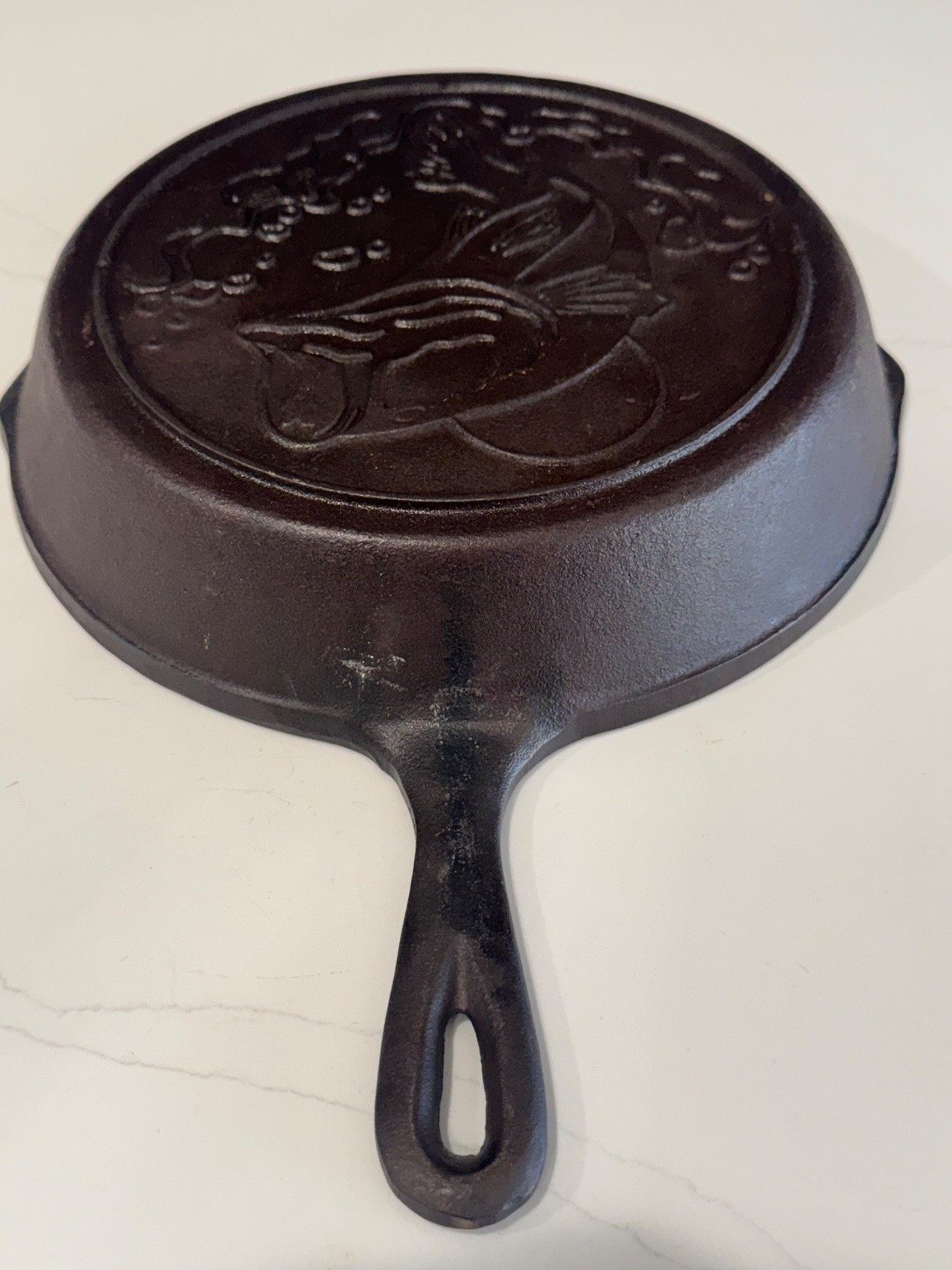 LODGE 10″ CAST IRON SKILLET OUTDOOR WILDLIFE SERIES BASS