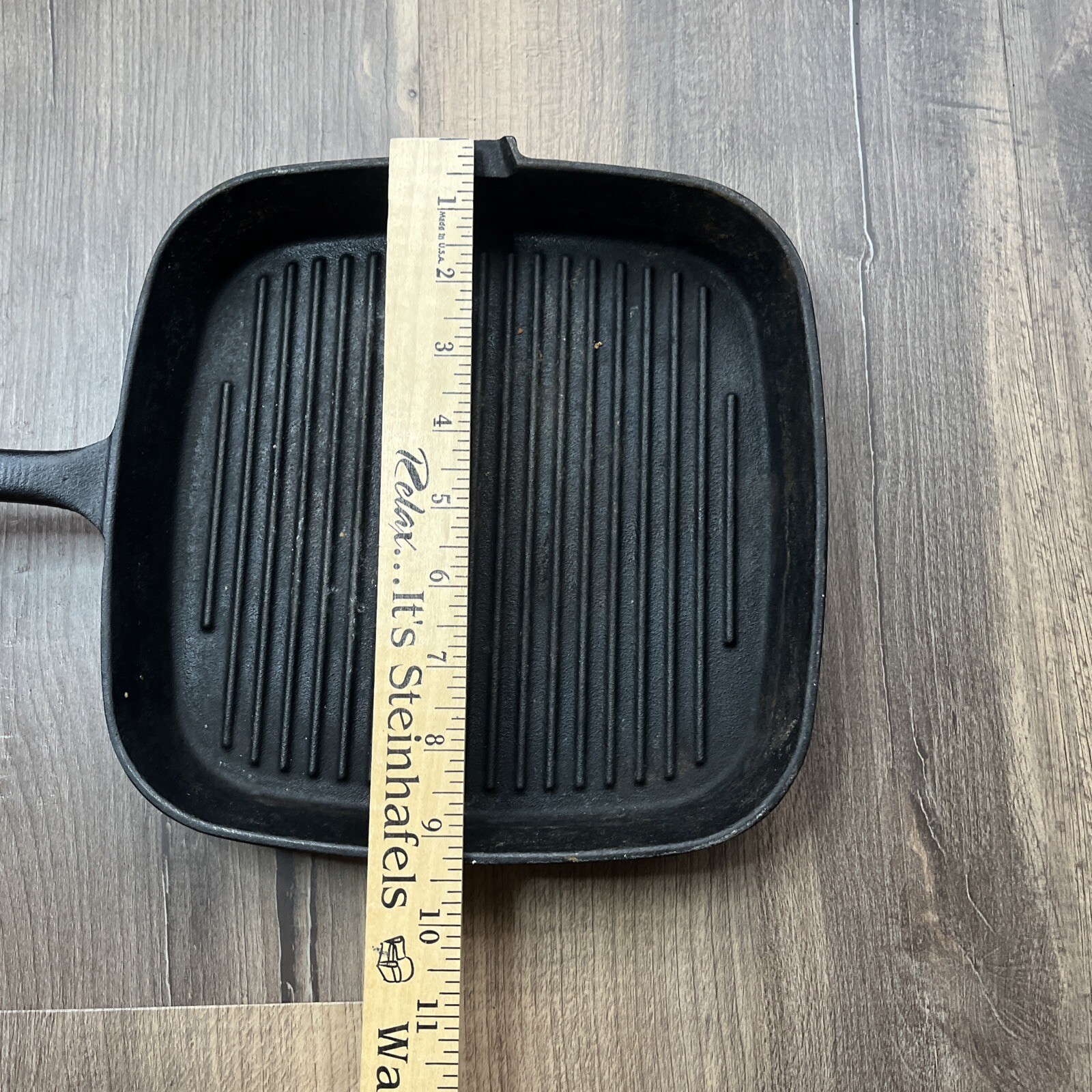 Cast Iron Griddle Fry Pan 9.25″ Grill Ribbed Square Black Pour Spout Unbranded