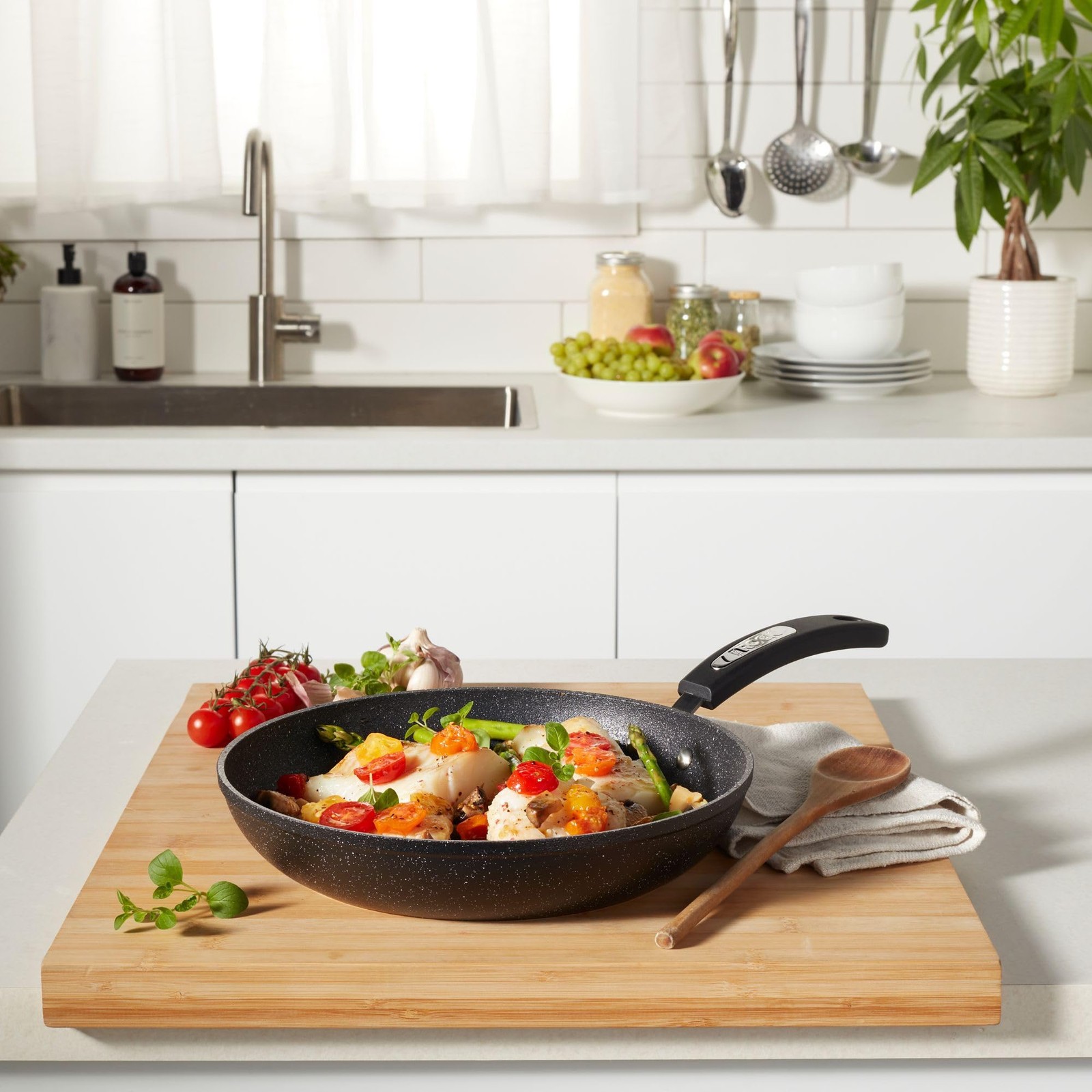 Starfrit The Rock 20cm (8″) Non-Stick Fry Pan – Durable Forged Aluminum – Ove…