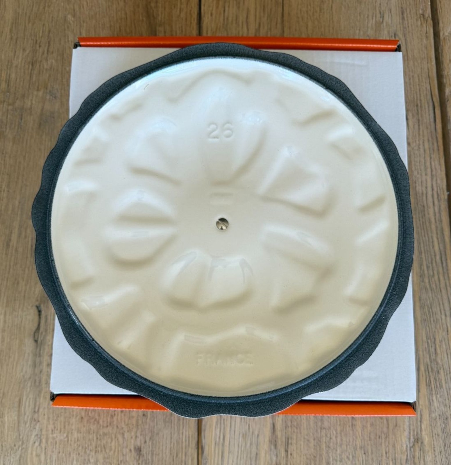 Le Creuset Signature Cast Iron Petal Shallow Casserole 2.25 qt White #26 NEW