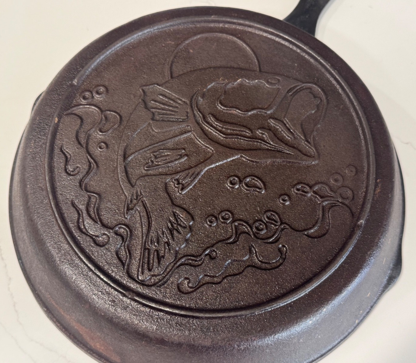 LODGE 10″ CAST IRON SKILLET OUTDOOR WILDLIFE SERIES BASS