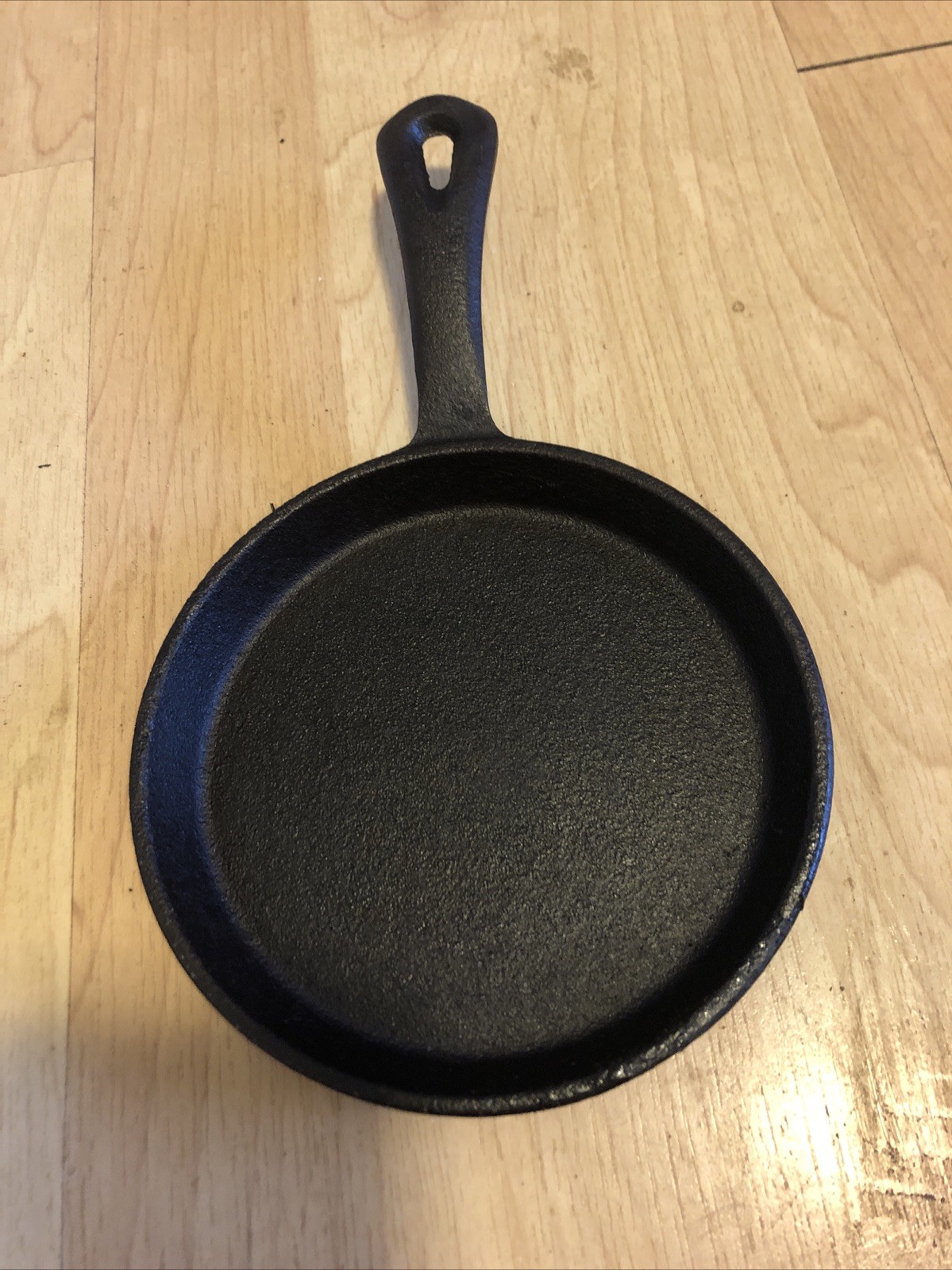 Small Cast Iron Skillet Shallow 5 Inch Galerie Cast Iron Egg Skillet / Griddle