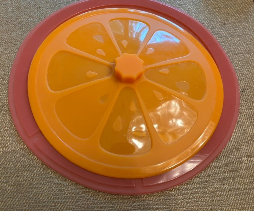 Silicone lids, set of 2, new 9 and 11 inches, great good suction orange & red
