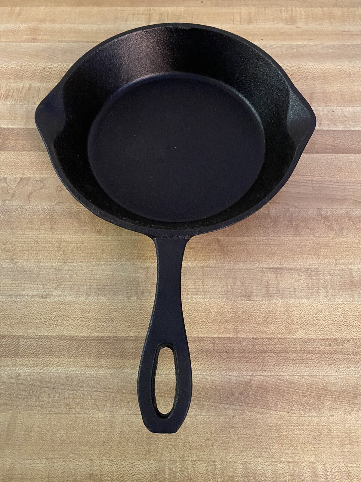 Preowned “Bayou Classic” Black 8-in Cast Iron Skillet Double Pour Spouts