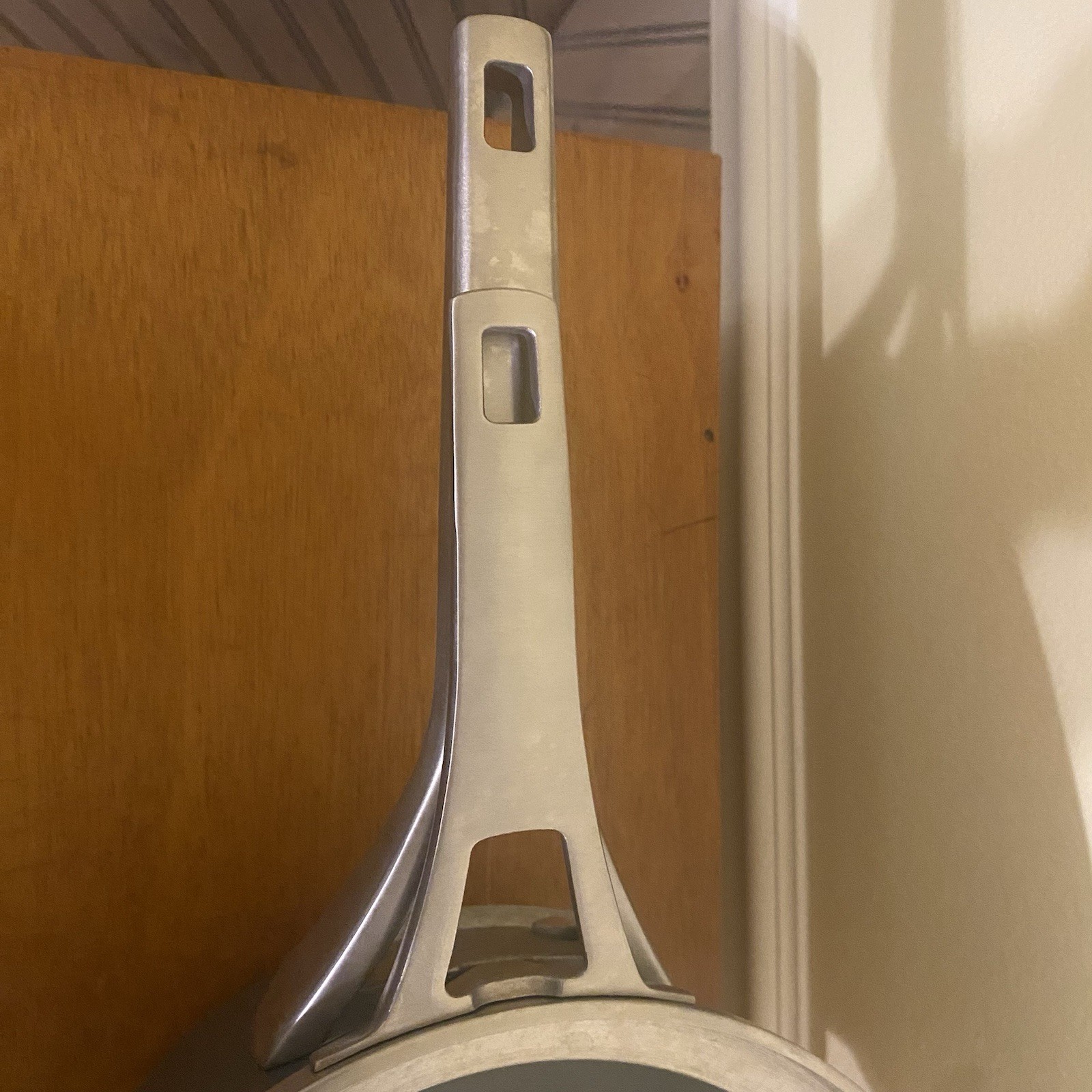 Calphalon 3.5 Pan With Vented Lid 9” Diameter, Handle 8” Weighs 5lbs