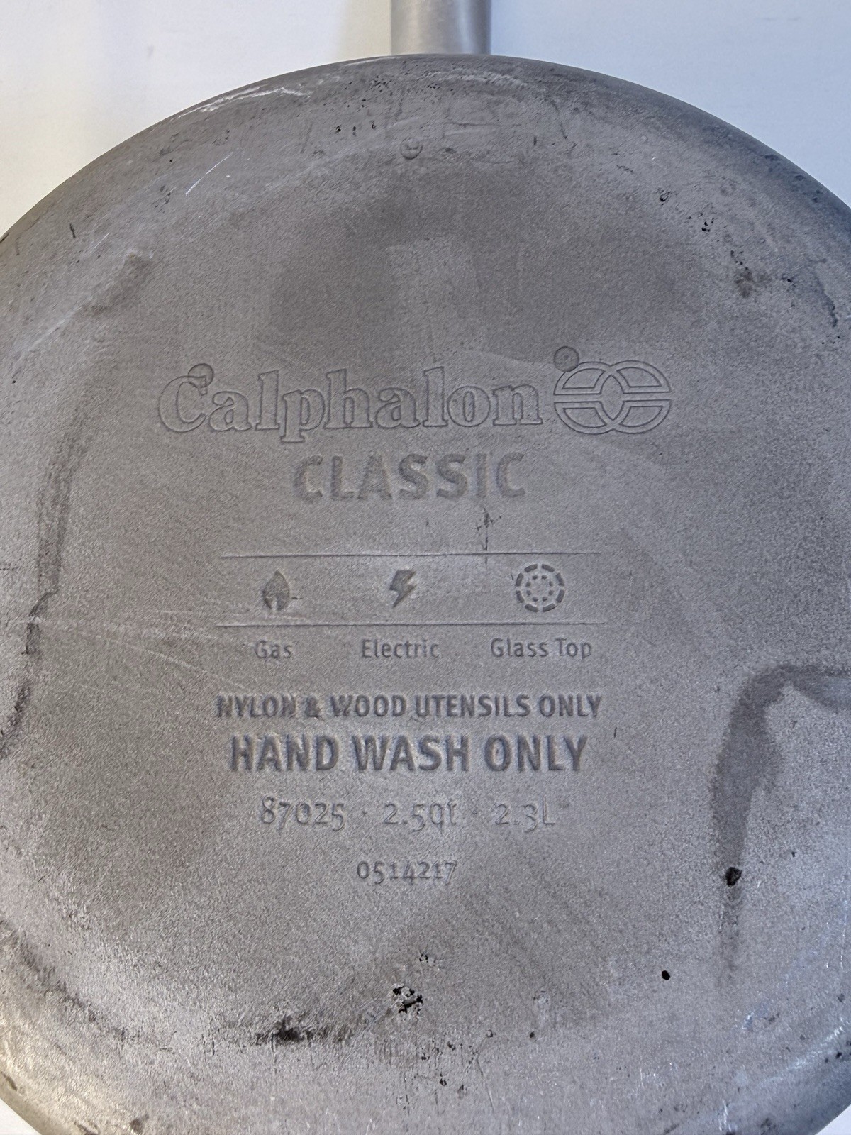 Calphalon Classic 2.5 Qt Hard Anodized and Enamel Saucepan Gray 87025 With Lid