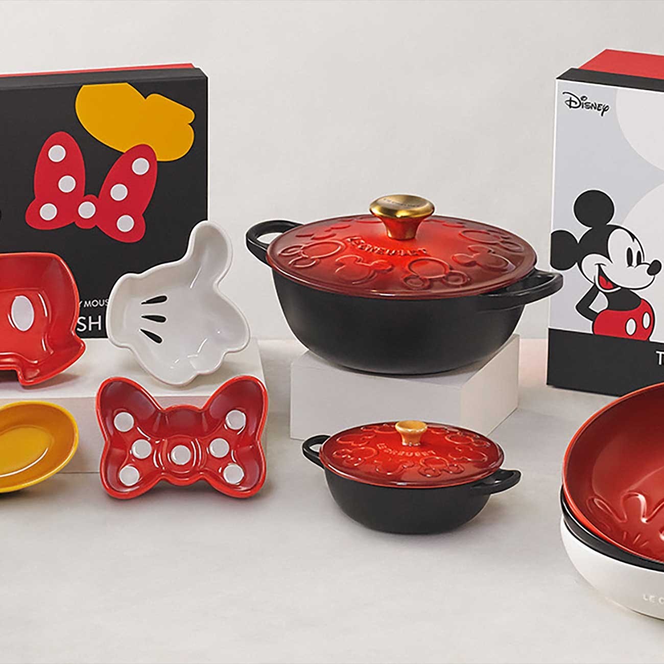 Le Creuset Cast Iron Mickey Mouse Marmite 18cm 1.5Qt Cherry Red Black Gold Knob