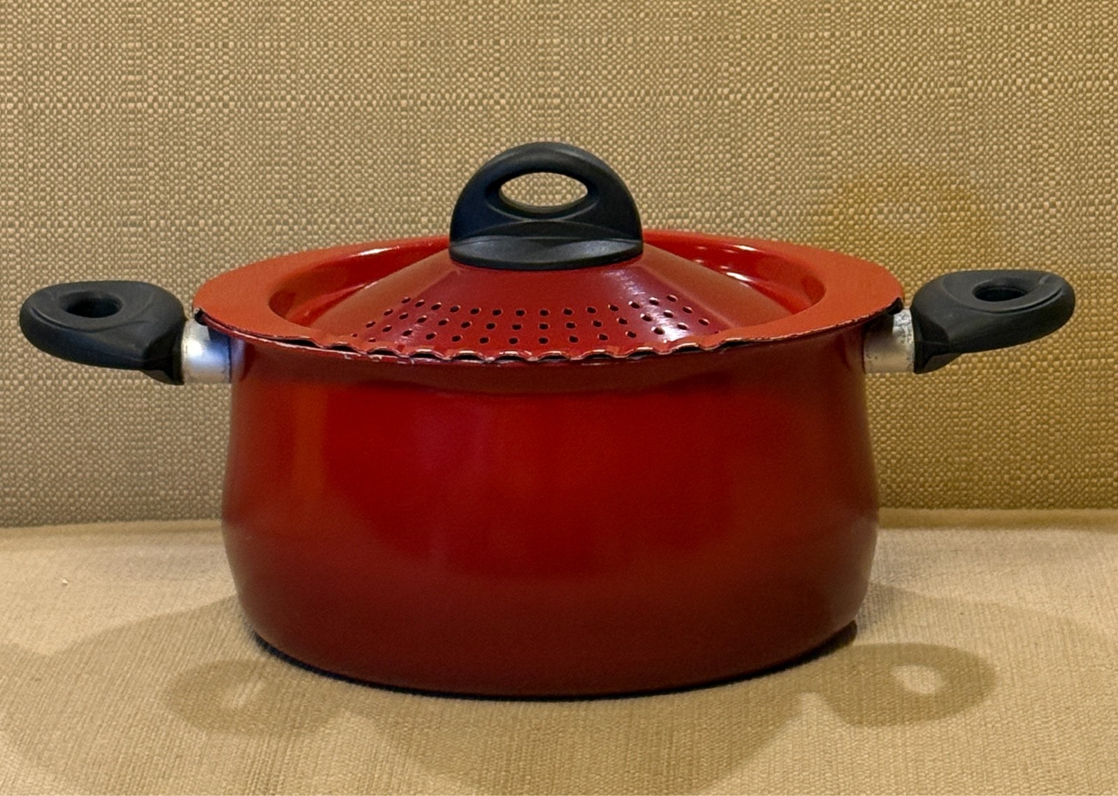 Bialetti Italian Essentials 5.5 Qt Oval Aluminum Pasta Pot Lock Strainer Lid Red