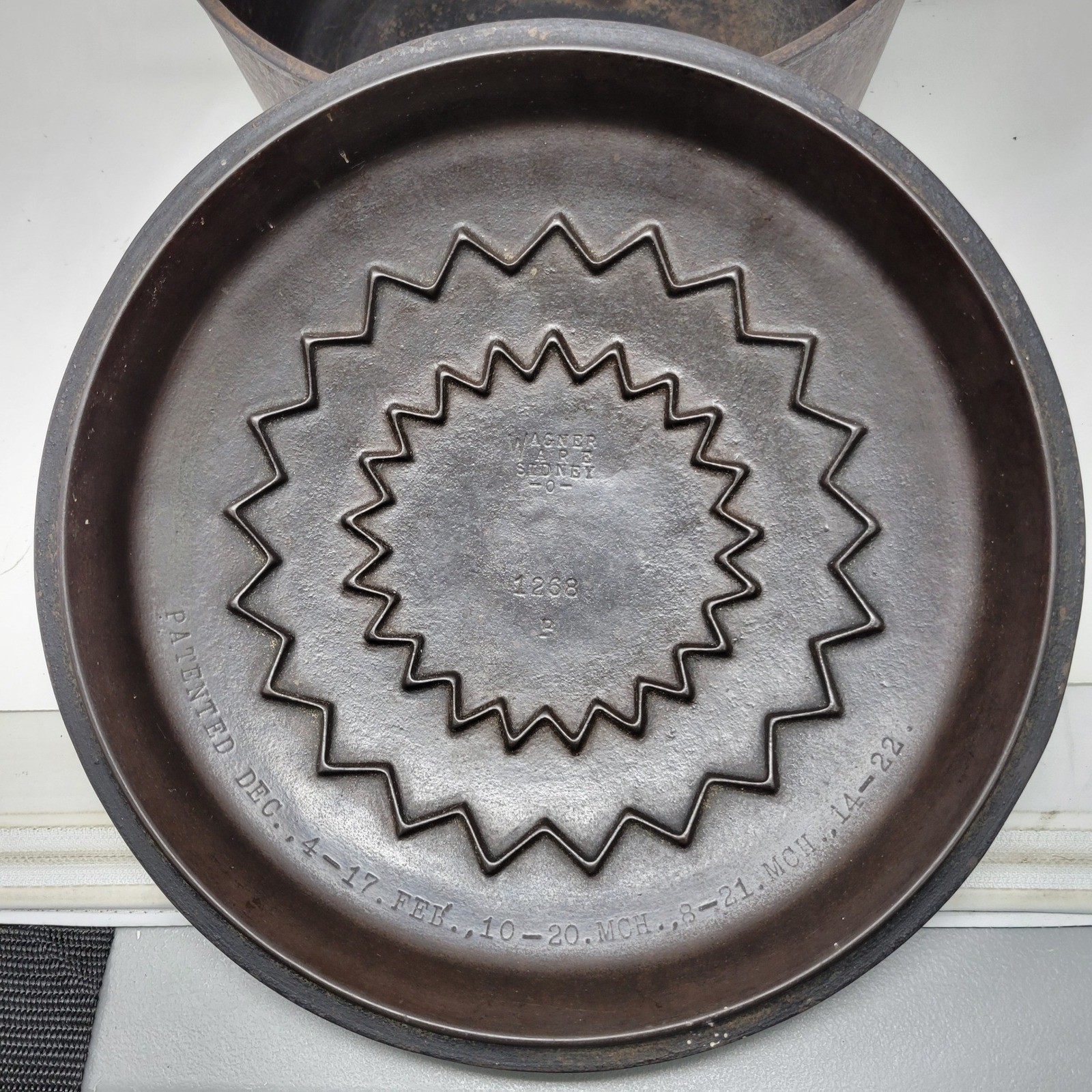 Wagner Ware Sidney -O- Cast Iron Dutch Oven 1268 Zig Zag Lid 10in Vintage USA
