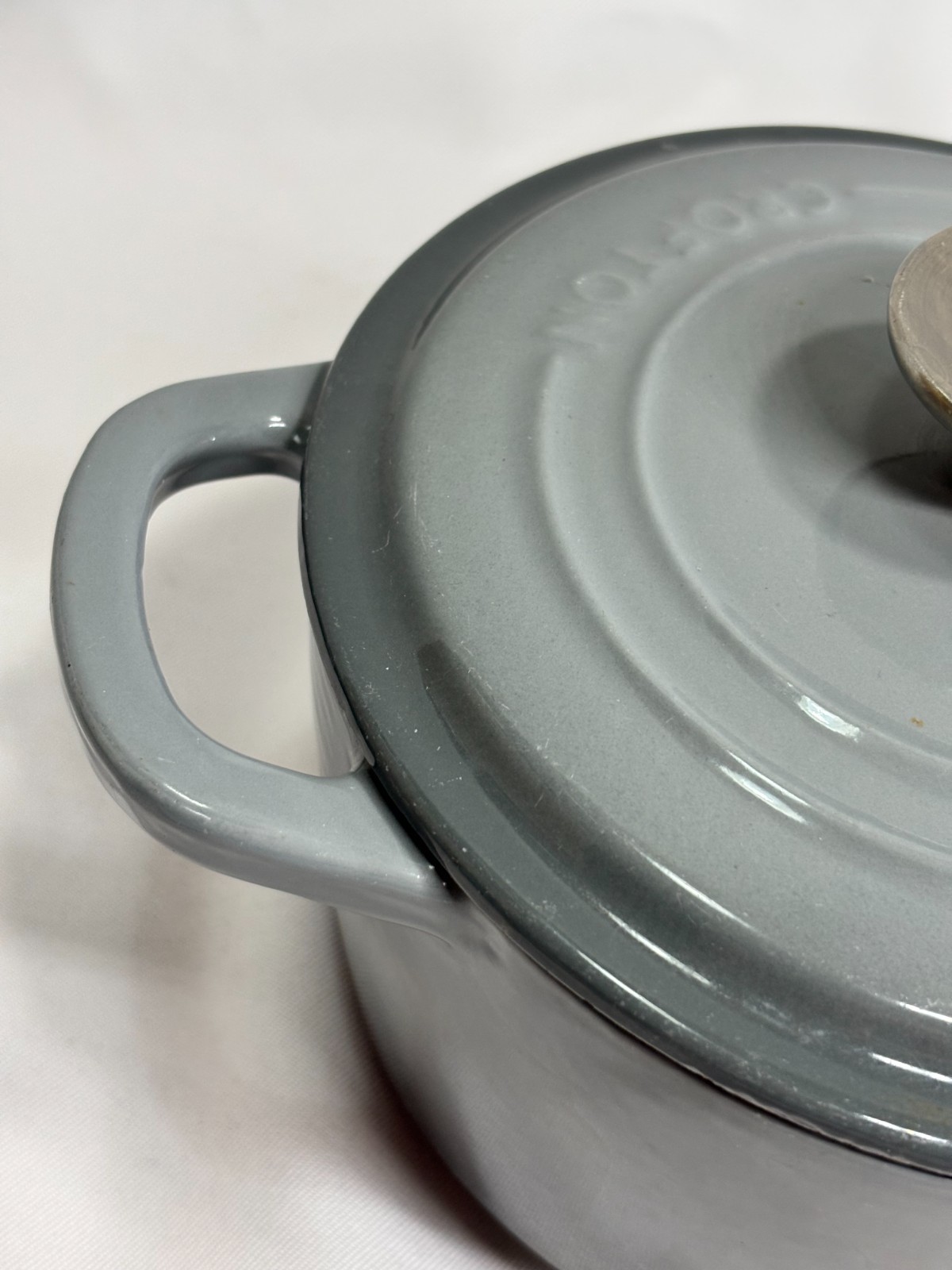 CROFTON 1.75 Quart Saucepan – Cast Iron – 2 Tone Gray Enamel