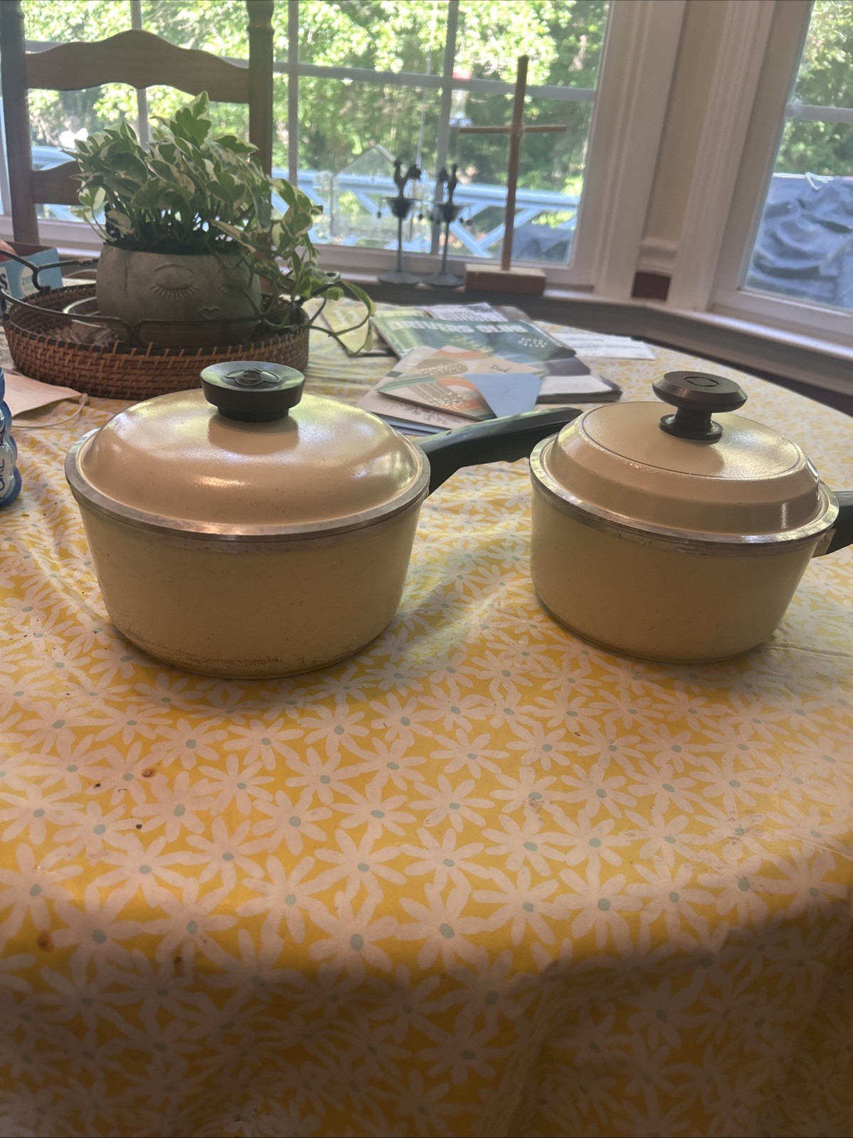 Vintage Club Aluminum Cookware 1.5 & 1 Qt Set Of Two Almond With Lids