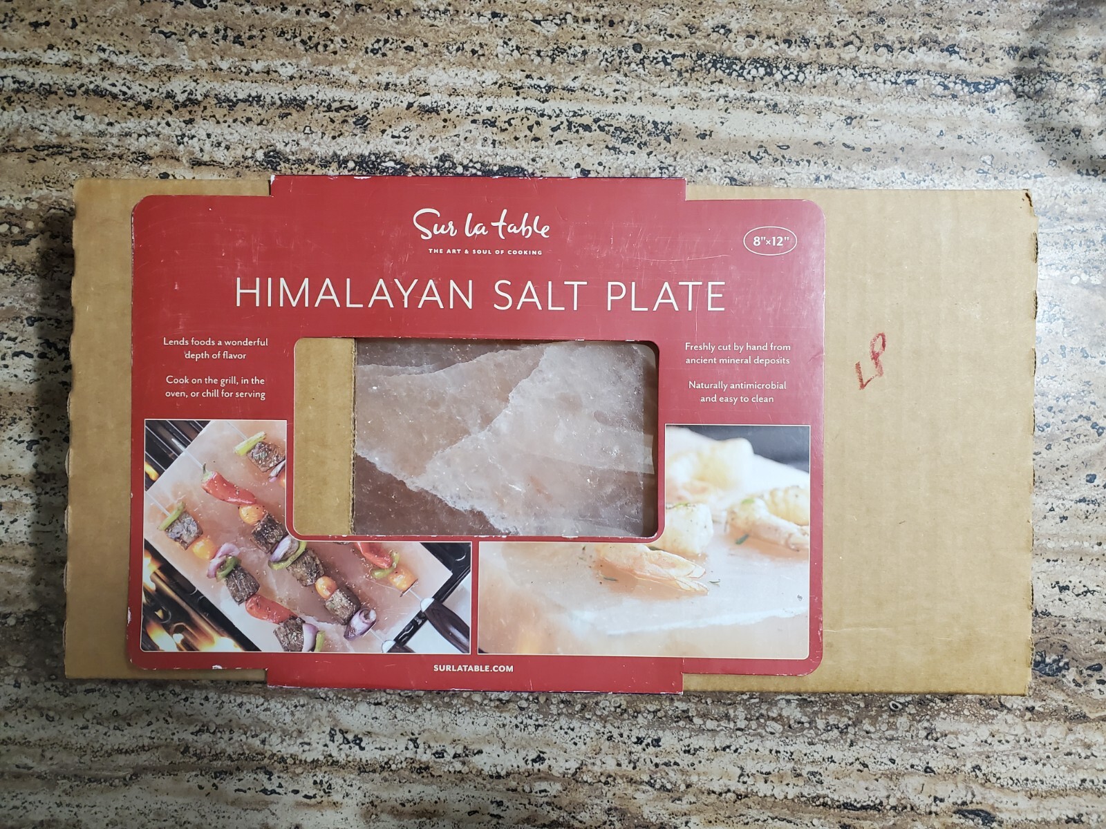 Sur la table Himalayan Salt Block 8 in x 12 in x 1.5 in