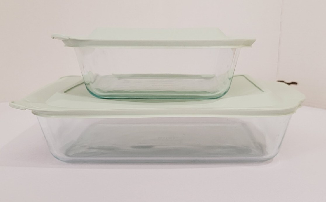 Lot Of 2 Pyrex Casserole Dishes With Lids 222/233 8×8 And 13×9