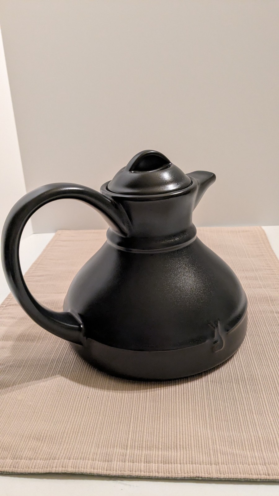 Xtrema TEAPOT 1.5 Qt. 100% Ceramic, Mineral, Oxide Blend w/ Lid NATURAL Black