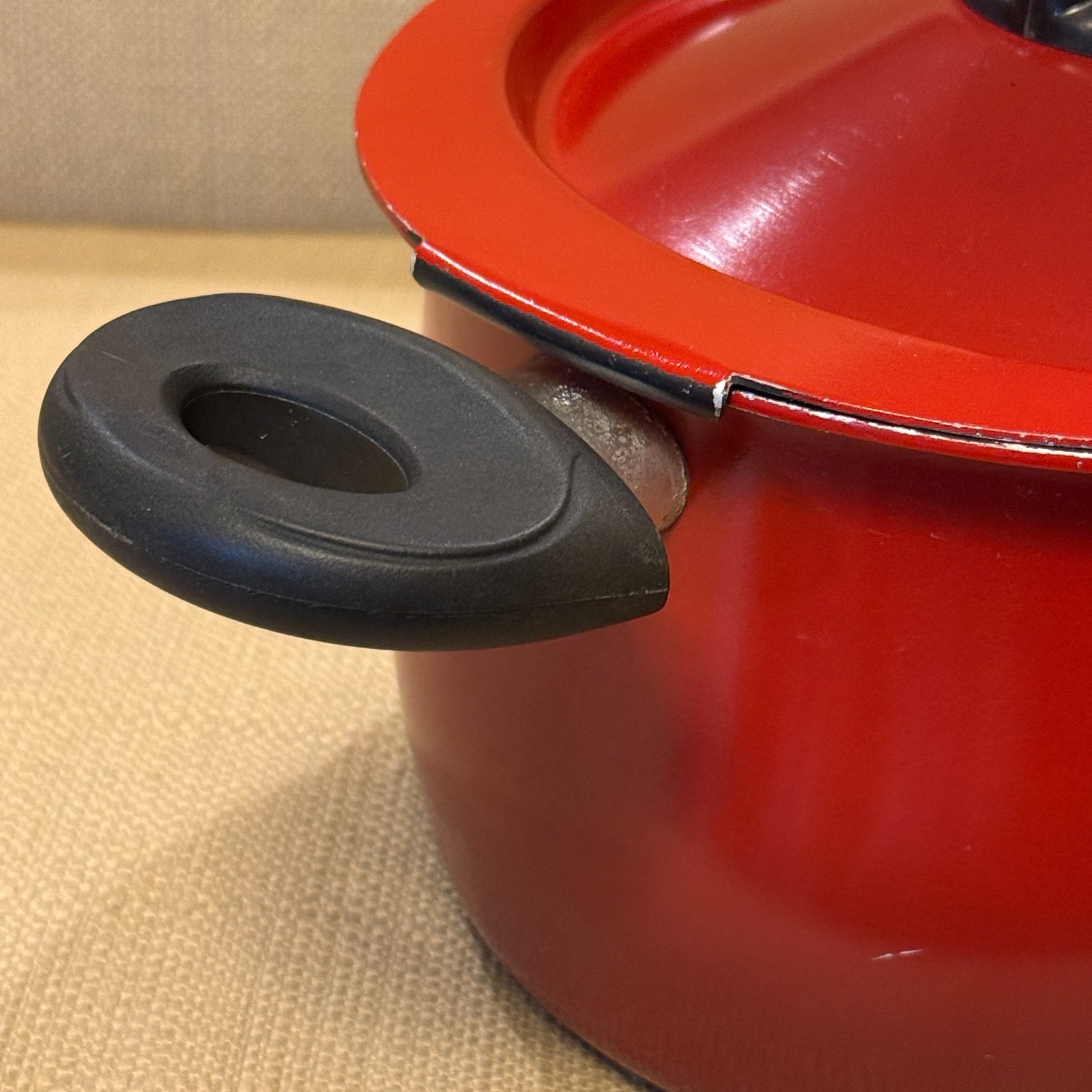 Bialetti Italian Essentials 5.5 Qt Oval Aluminum Pasta Pot Lock Strainer Lid Red