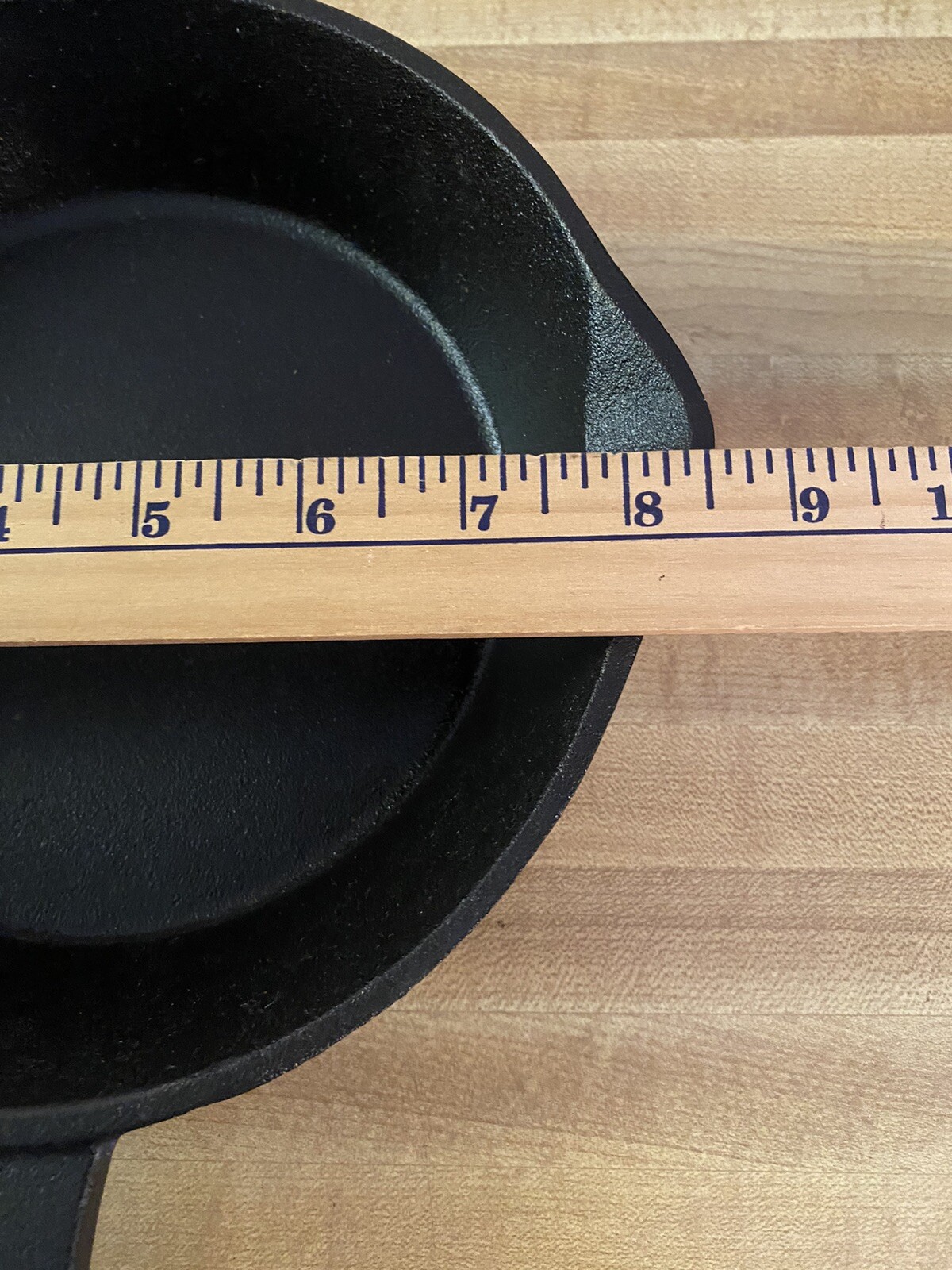 Preowned “Bayou Classic” Black 8-in Cast Iron Skillet Double Pour Spouts