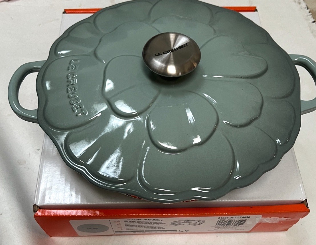 New Le Creuset Signature 2.25 Qt Cast Iron Braiser in Sea Salt Green Petal NIB