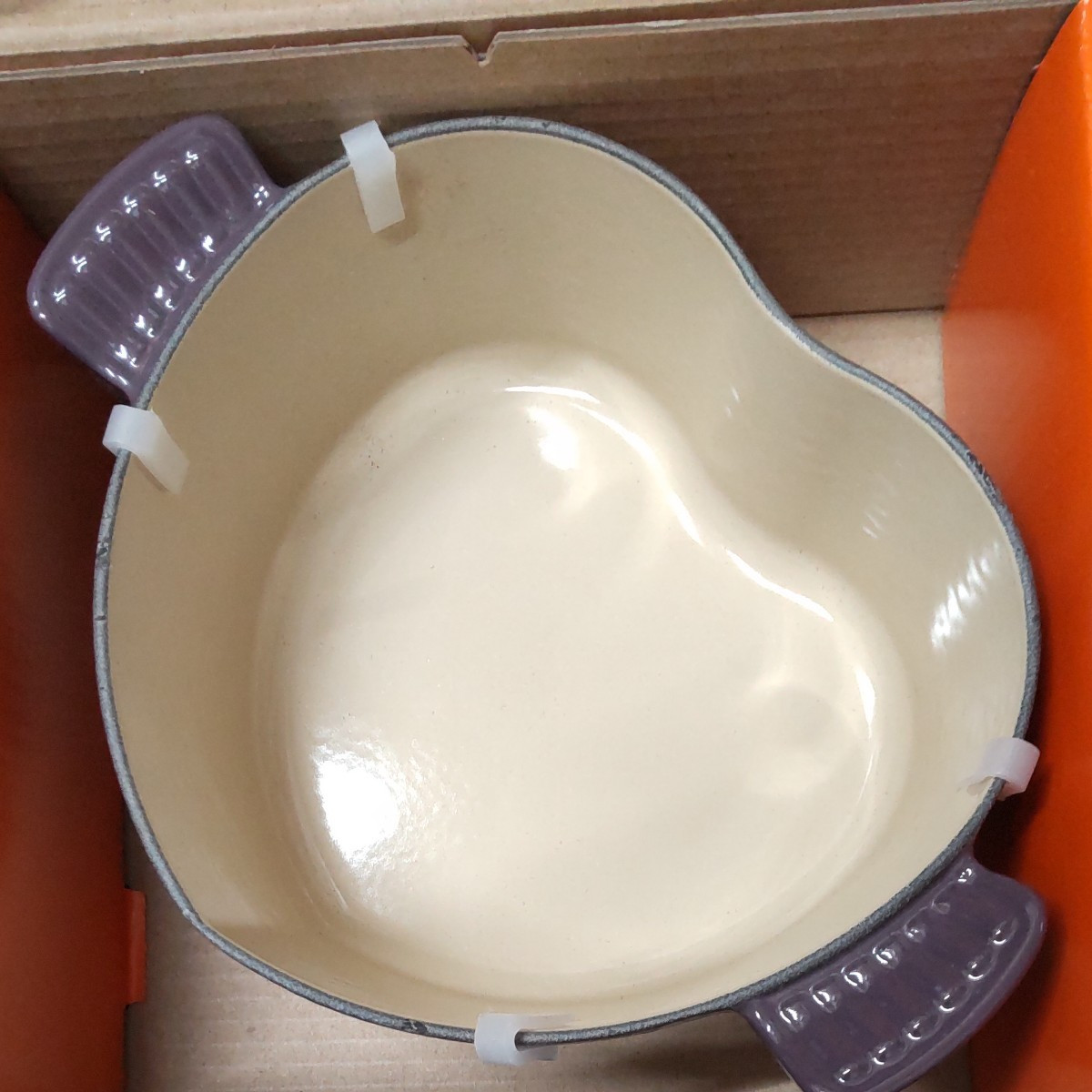 Le Creuset Cast Iron Cocotte d’Amour Heart Dutch Oven 20cm 7.9in Cassis Box