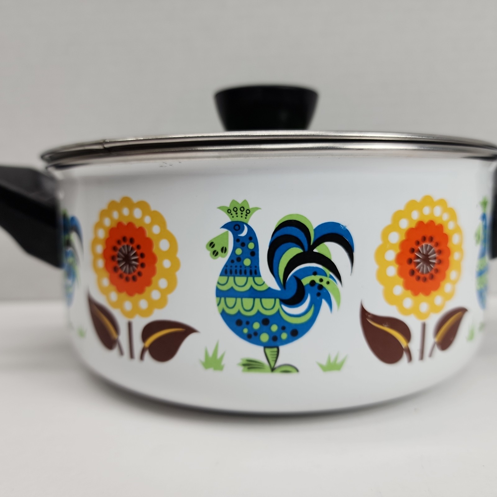 Steel Enamel 2 Qt Rooster And Sunflower w/ Green Lid.