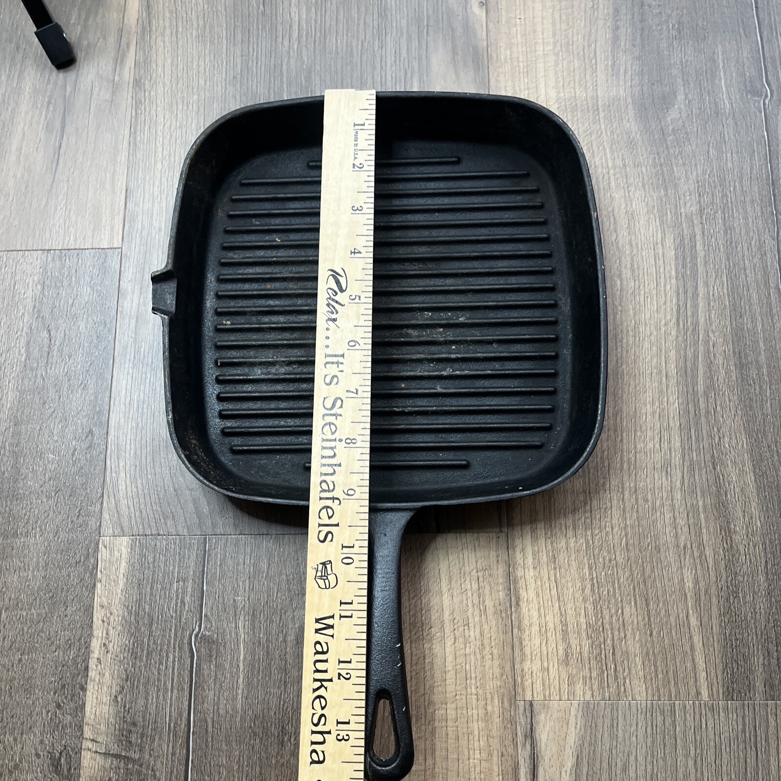 Cast Iron Griddle Fry Pan 9.25″ Grill Ribbed Square Black Pour Spout Unbranded