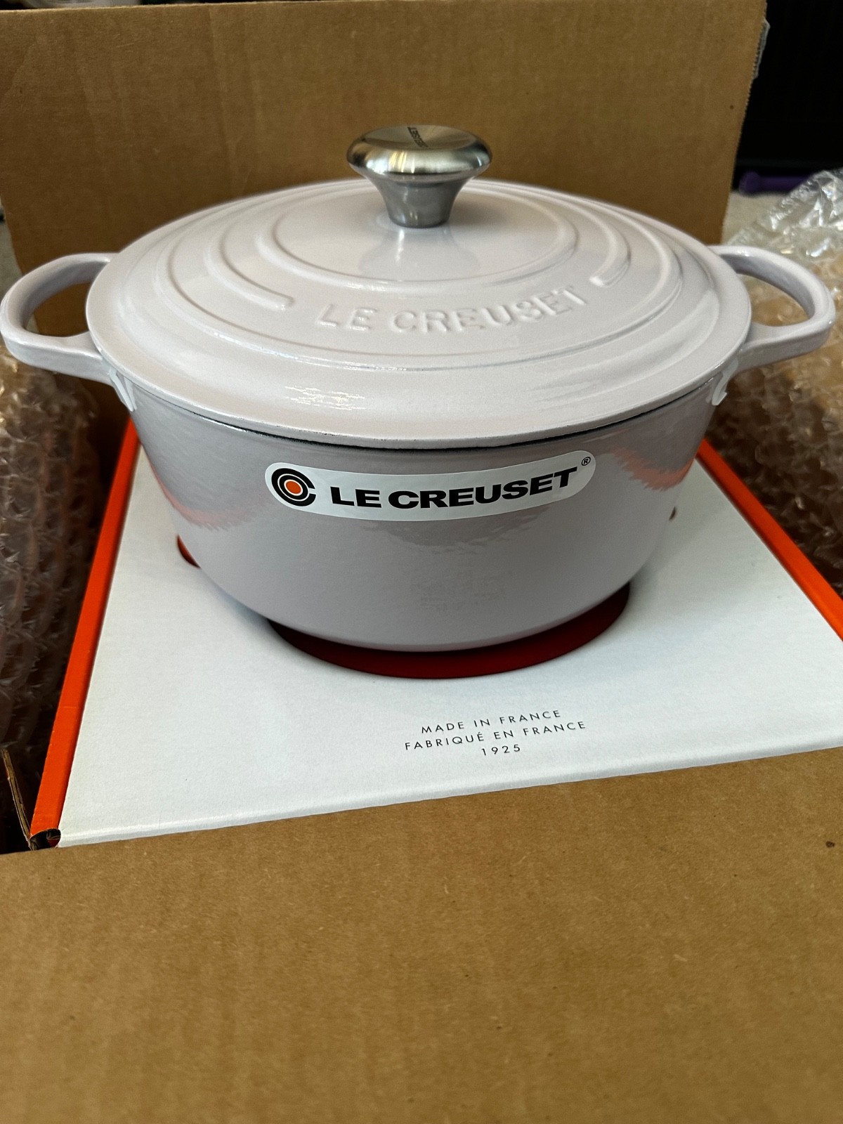 Le Creuset, Cast Iron, Round Signature Dutch Oven, 5.5 Qt., In Shallot color