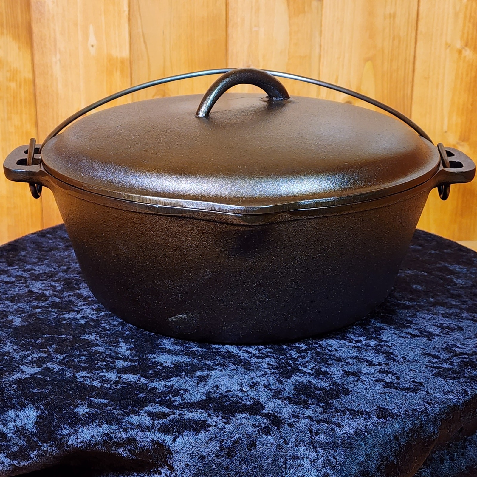 Birmingham #8 Stove and Range Co. Dutch Oven with Bail Handle & Cover
