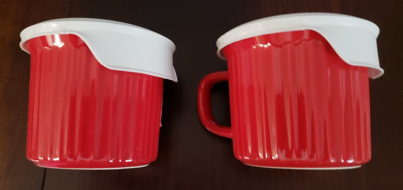 CorningWare – 20oz Red Mug with White Vented Lid – Set of 2 Each – New