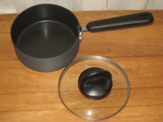 BE BASIC ESSENTIALS BLACK TEFLON 1 QT PAN W/ GLASS LID