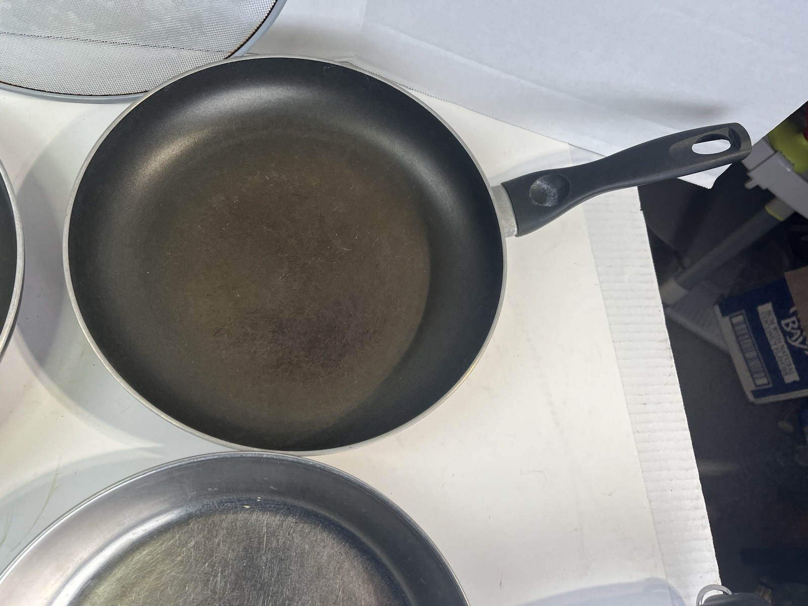 Four Piece Frying Pans Plus Screen Lid See Pics For Sizes Y B