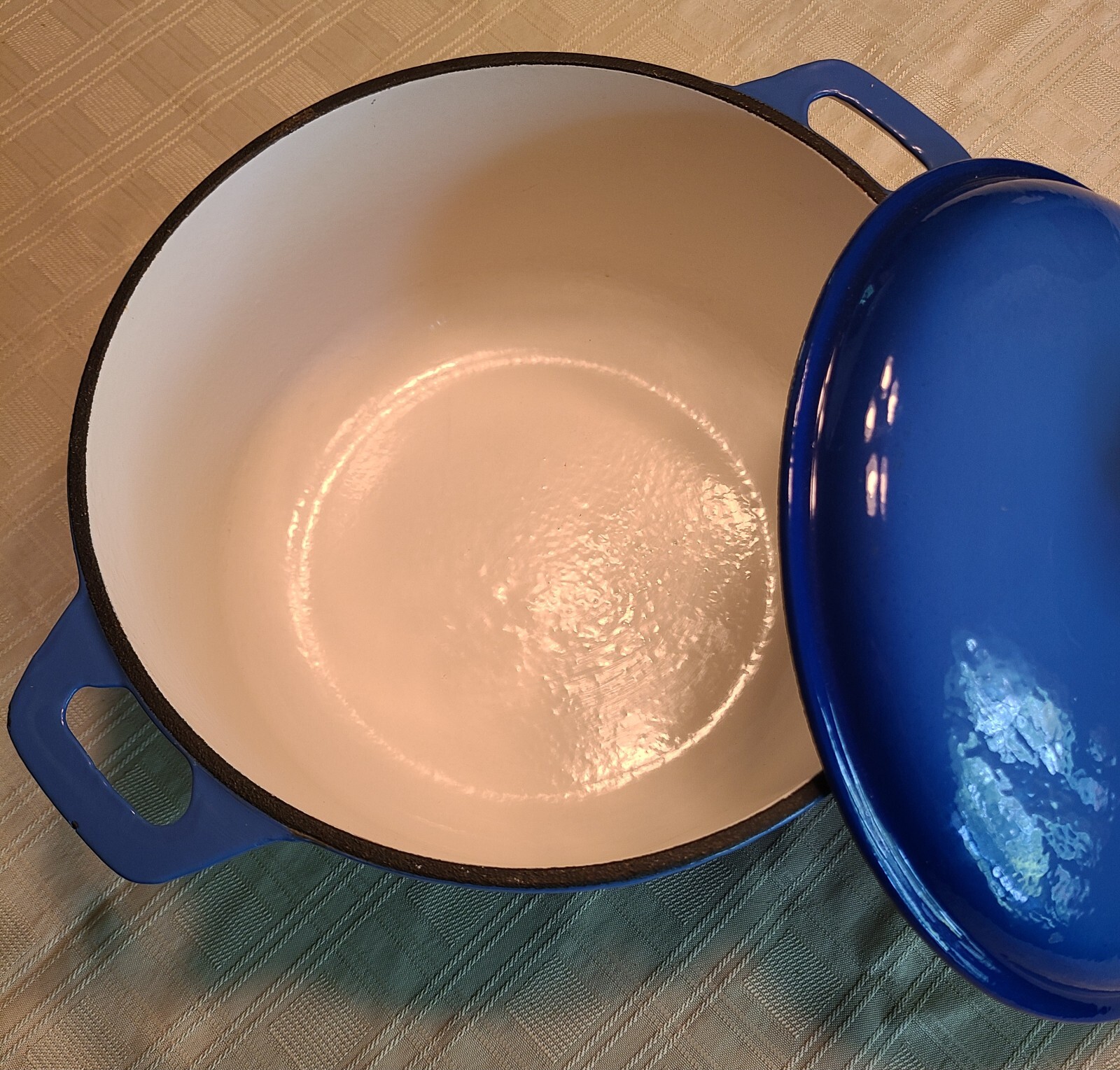 Unmarked Blue Enamel Cast Iron Lidded Dutch Oven 10″ x 5″…… 15 lbs