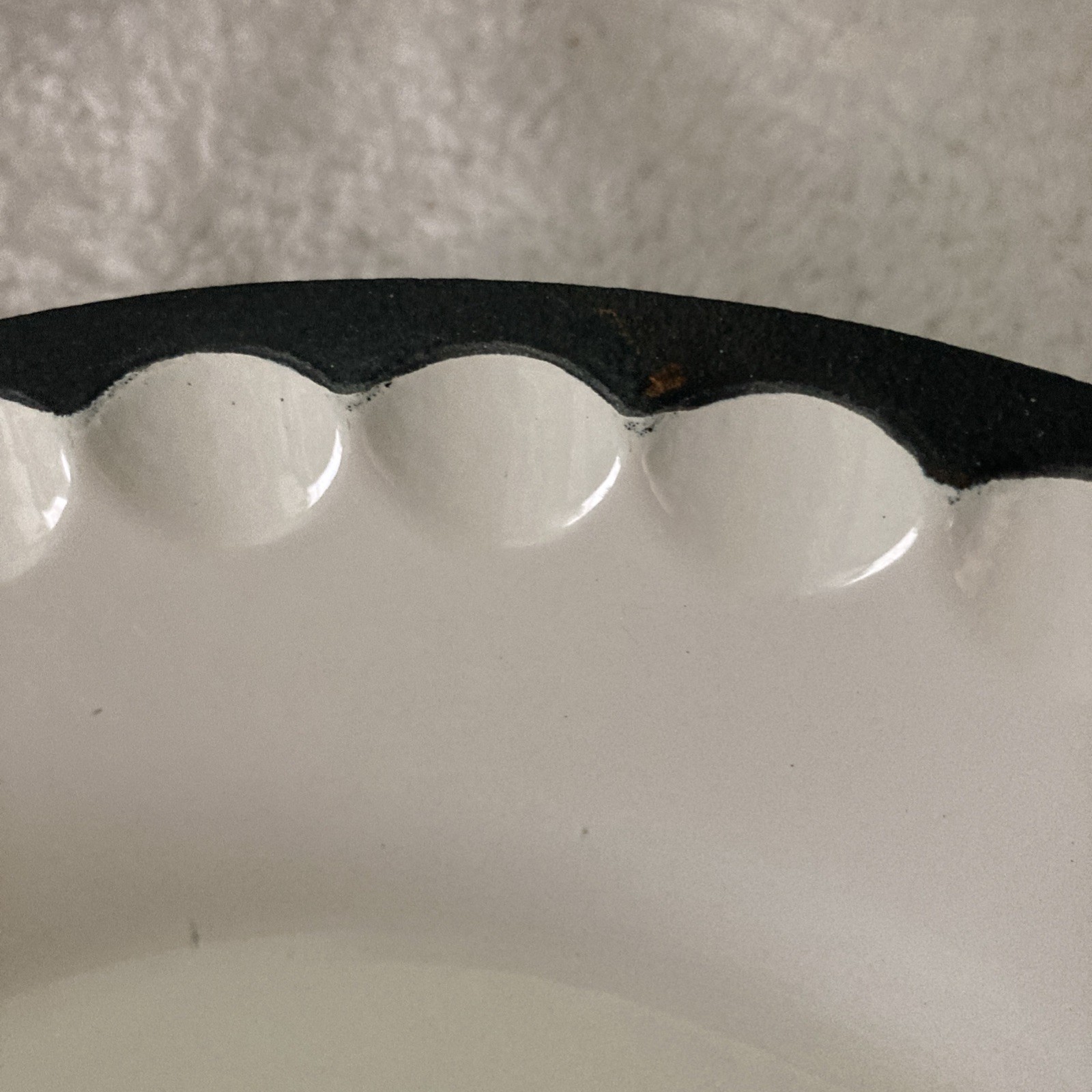 IH White Round Enameled Cast Iron Double Handled White Pie Pan