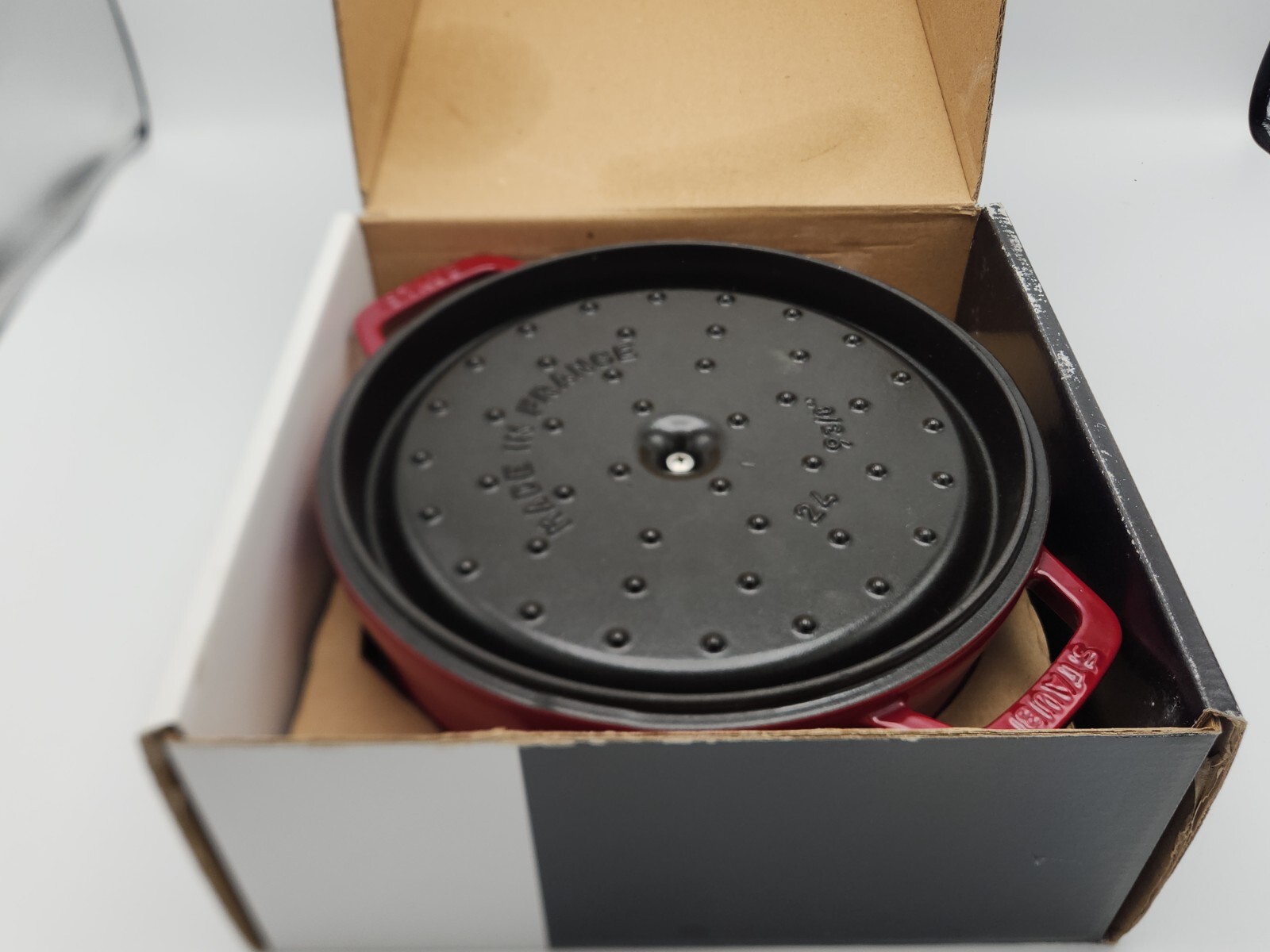 New/Open Box – Staub Cocotte Ronde Cherry 4 QT 24cm 3.8L Round Dutch Oven Dish