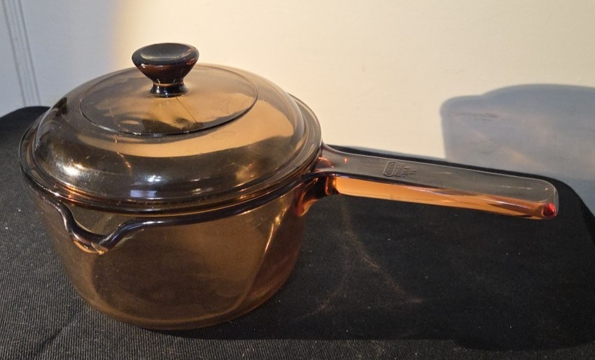 Visions by Corning 1 qt (1 liter) Amber Pour Spout Saucepan W/Pour Spout 1004