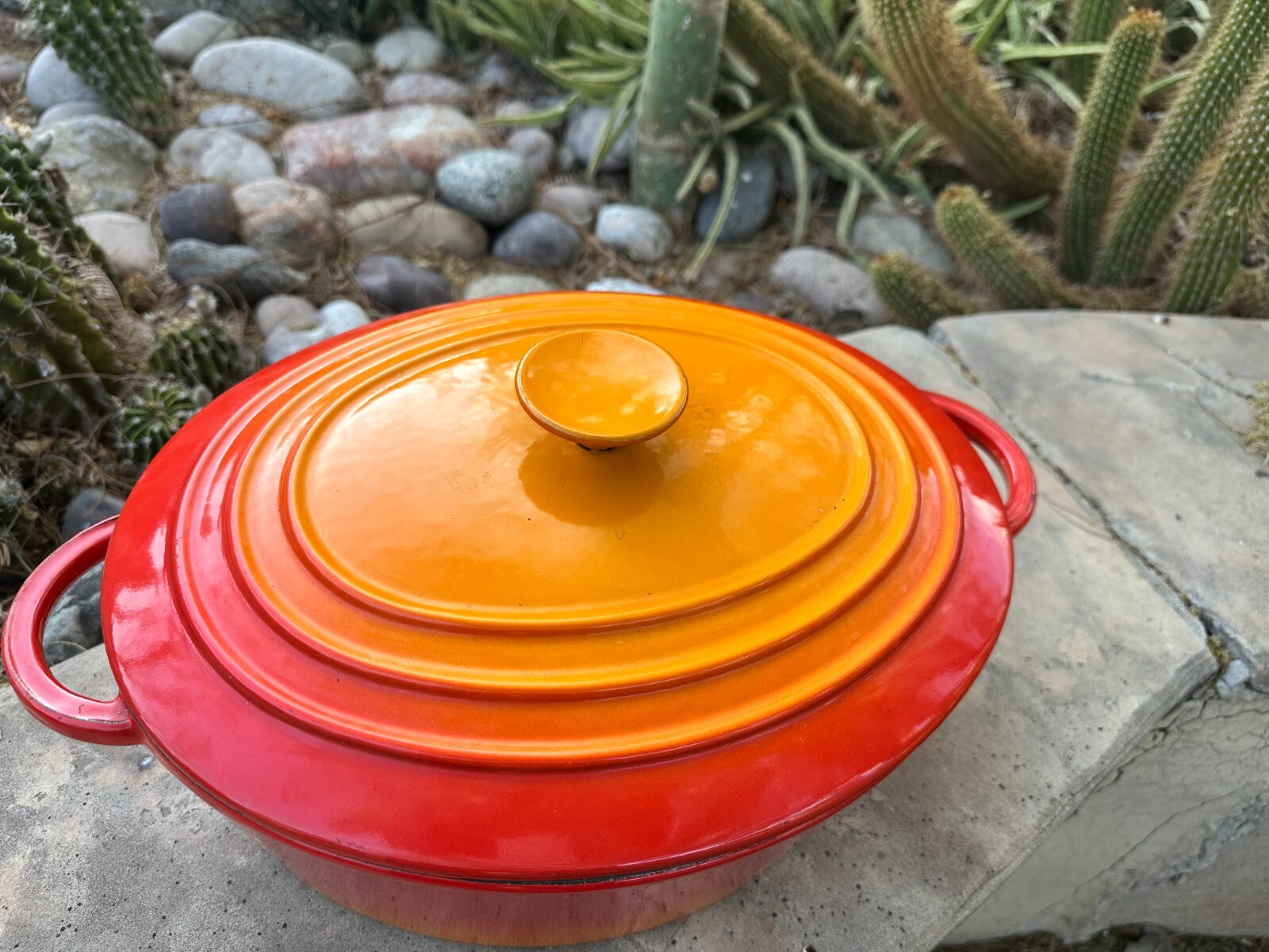 ViNtaGe Staub FRaNce #31 Cast iRoN OvaL FLaMe Ombré LaRGe Dutch Oven caSSeRoLe