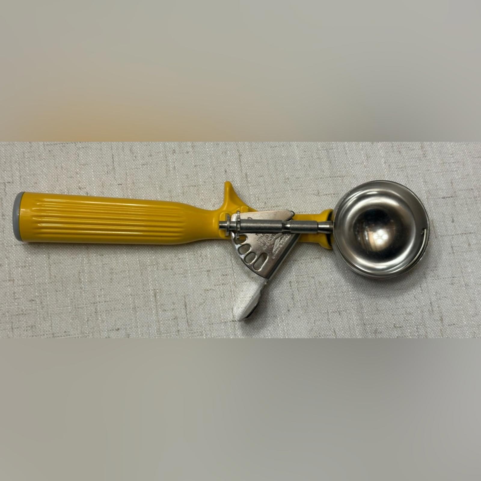 Vollrath 47144 Jacob’s Pride® #20 Yellow Thumb Press Disher – 1.63 oz.
