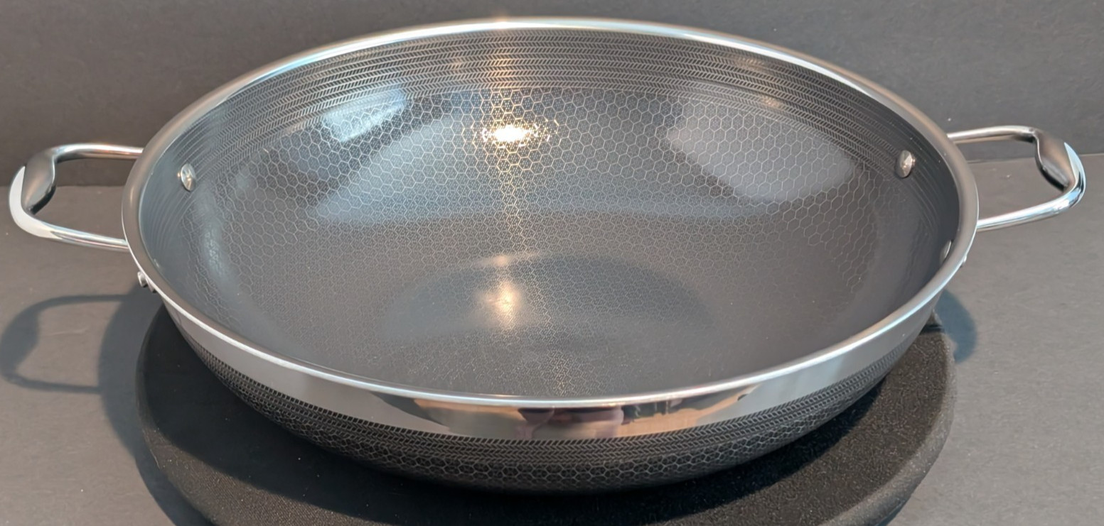 HexClad Hybrid Nonstick 14″ Wok With Tempered Glass Lid