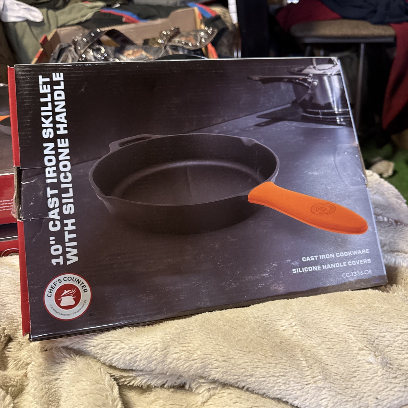 Chef’s Counter 10″ Cast Iron Skillet w/ Silicone Handle Cover