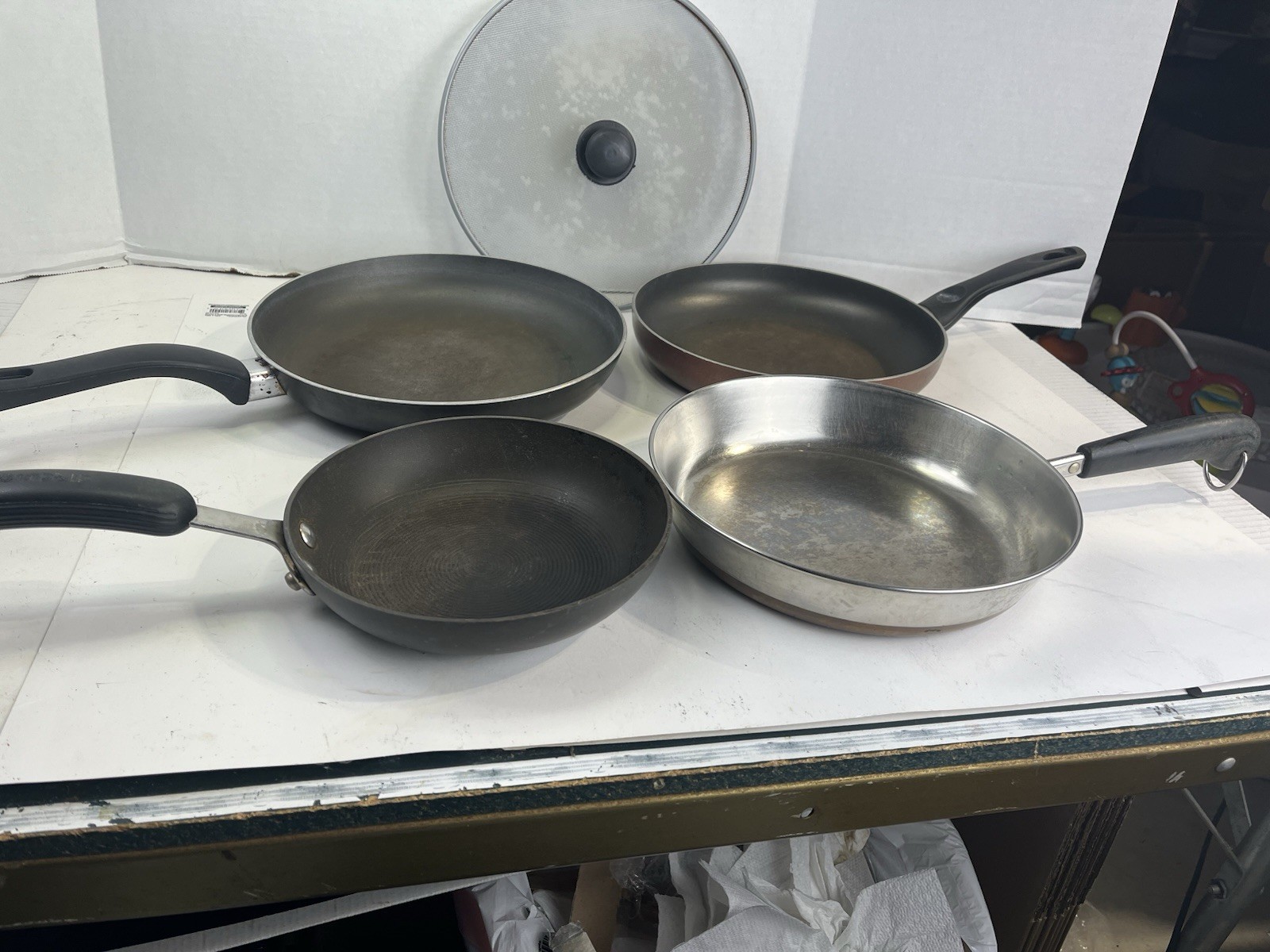Four Piece Frying Pans Plus Screen Lid See Pics For Sizes Y B