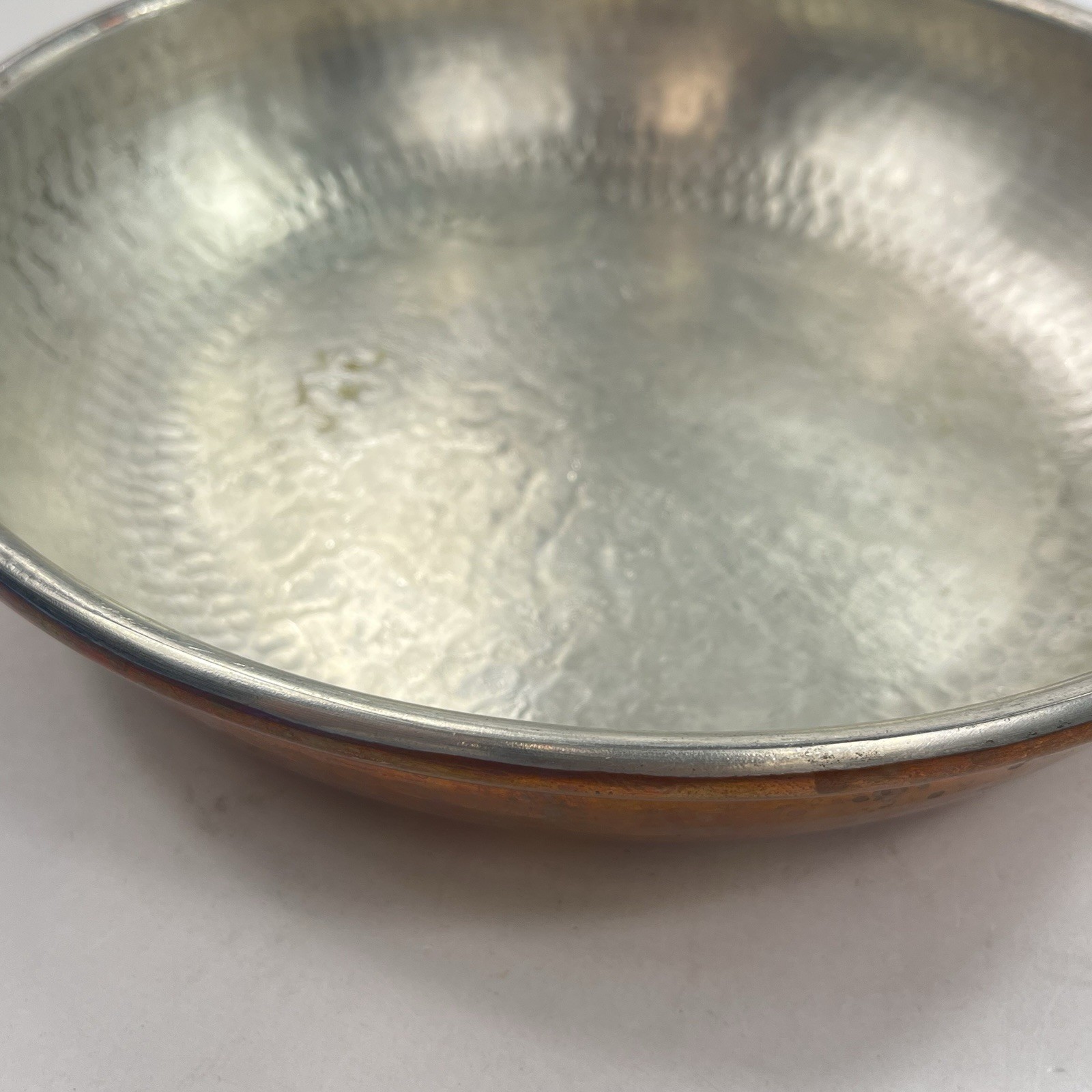CU ARTIGIANA HAMMERED COPPER 12″ SAUCIER PAN W/ TIN LINING A MADE IN ITALY USED