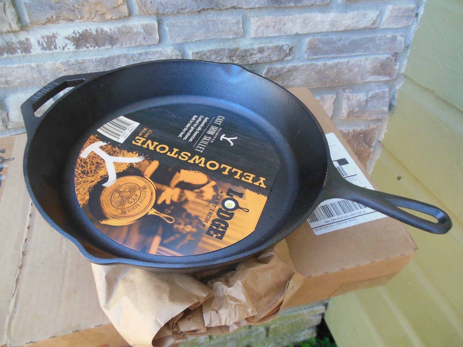 New NIB Lodge Yellowstone Cast Iron Skillet 12″ Dutton Ranch L10SKYW