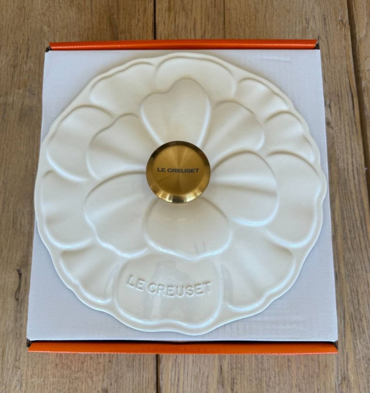 Le Creuset Signature Cast Iron Petal Shallow Casserole 2.25 qt White #26 NEW