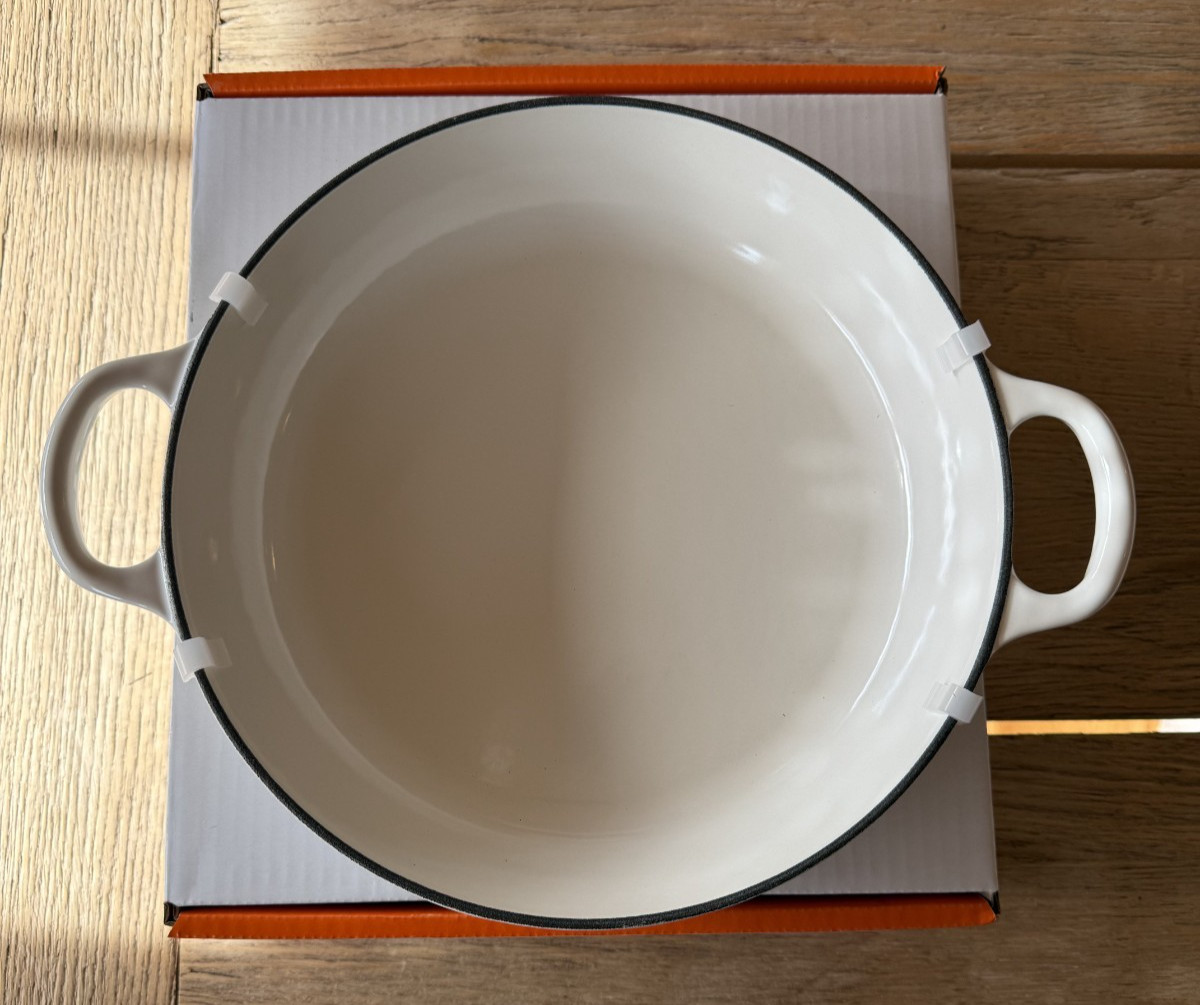 Le Creuset Signature Cast Iron Petal Shallow Casserole 2.25 qt White #26 NEW