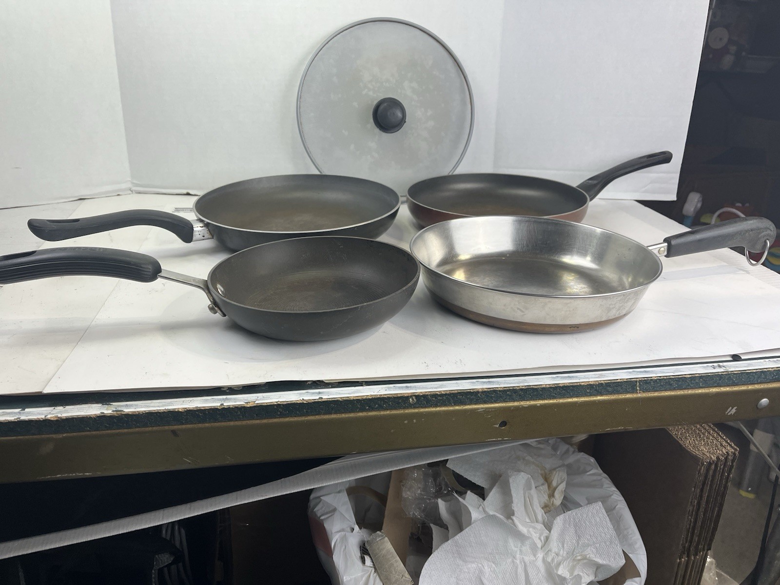 Four Piece Frying Pans Plus Screen Lid See Pics For Sizes Y B