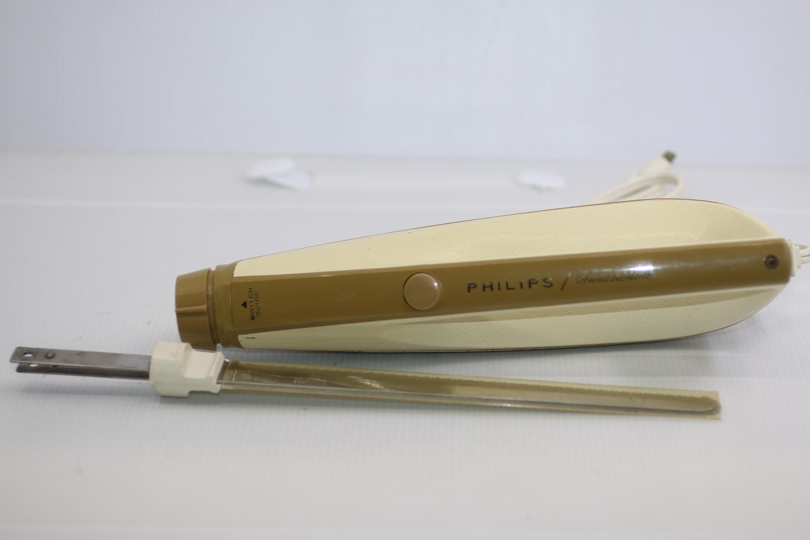 Vintage Philips Electric Knife – Model KB5235 – Mid-Century Kitchen Appliance