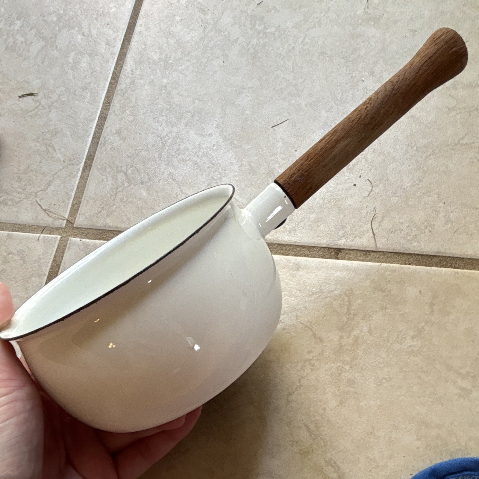 White Enamel Saucepan 0.5 L Round Pot with Long Wooden Handle