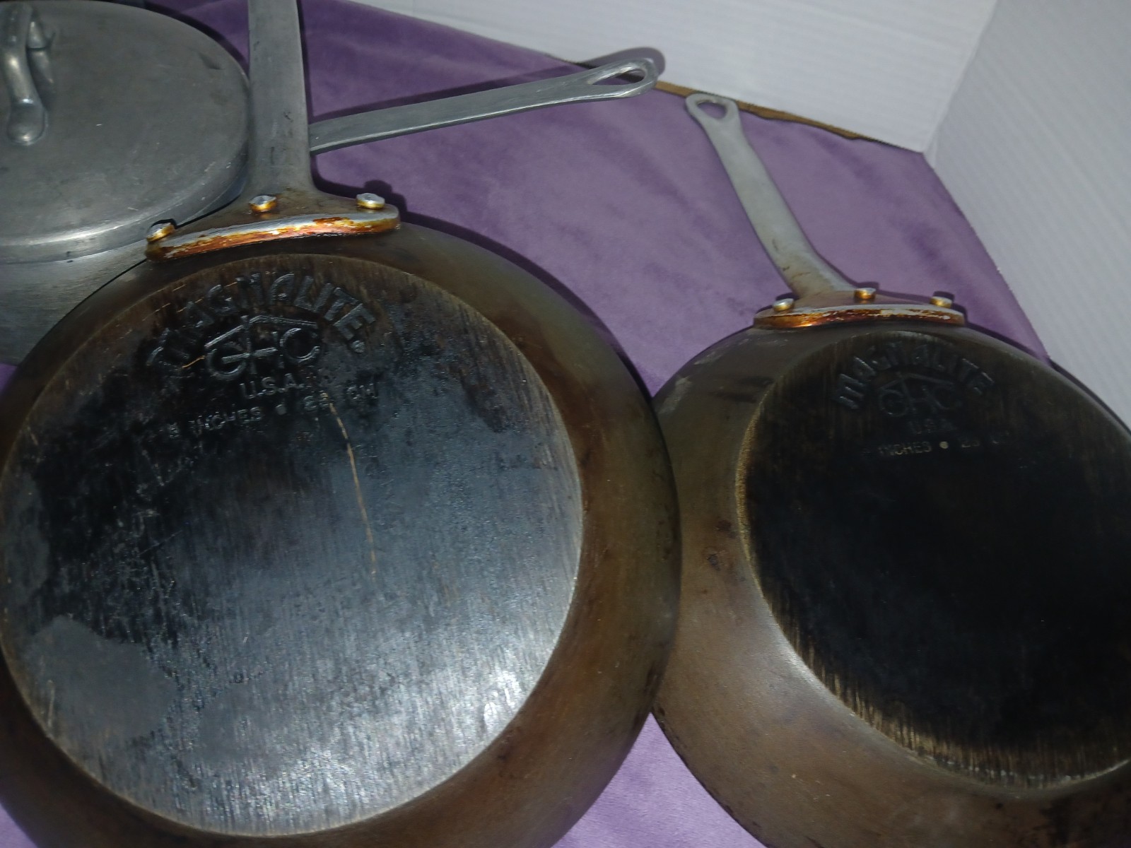 MAGNALITE 4 PIECE SET Two Pan Two Pots 1/2 Quart, 1 Quart W/Lid & Two 9 In Pans