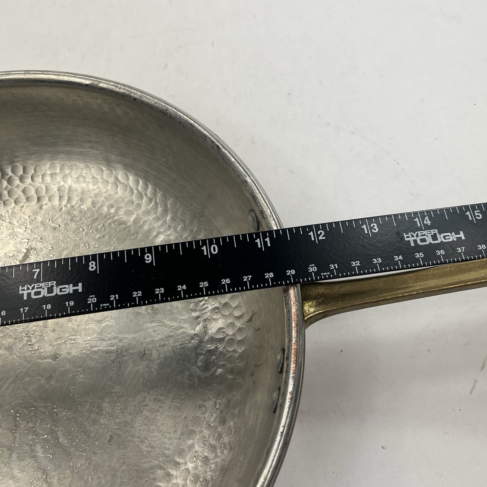 CU ARTIGIANA HAMMERED COPPER 12″ SAUCIER PAN W/ TIN LINING A MADE IN ITALY USED